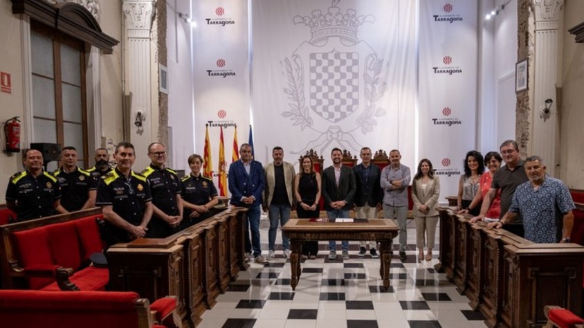 Els representants dels sets muncipis juntament amb els cossos de seguretat en l'acte de signatura de l'aplicació mòbil de seguretat ciutadana