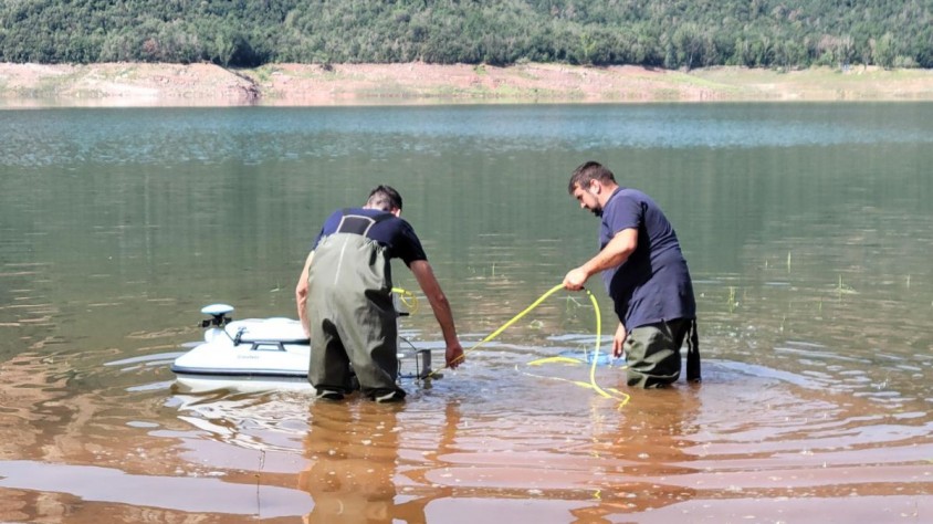 El multirobot aquàtic pot desplaçar-se de forma autònoma i obtenir dades en temps real de mostres d’aigua en zones on l’accés és complicat