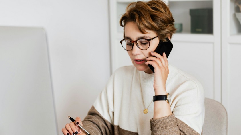 La falta de desconnexió digital en temes laborals s'accentua entre autònoms, alts càrrecs d'empreses i persones joves