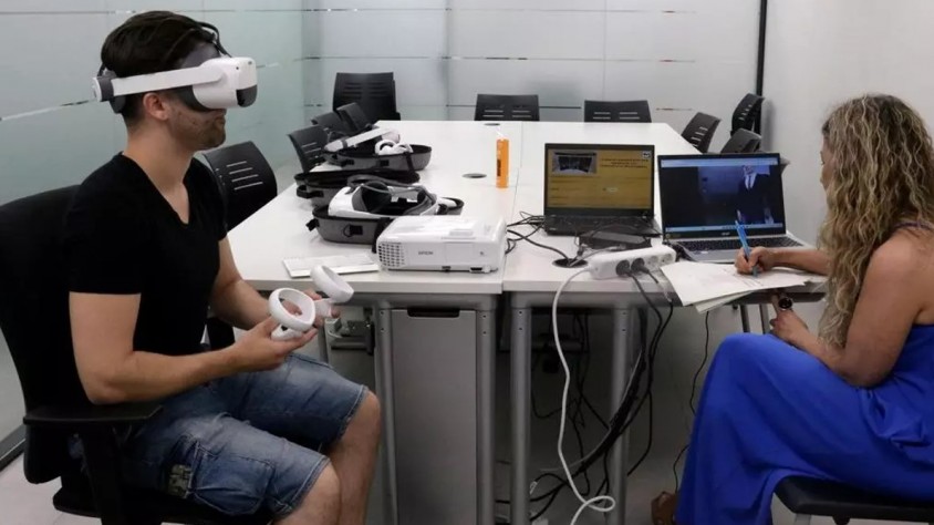 En posar-se les ulleres virtuals, els usuaris entren en tot un món imaginari simulat des d'on treballen cinc competències bàsiques que centren el procés d'orientació laborall
