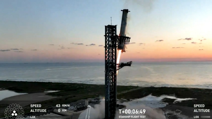 El moment en què el coet propulsor SuperHeavy aterra a la torre de llançament Mechazilla