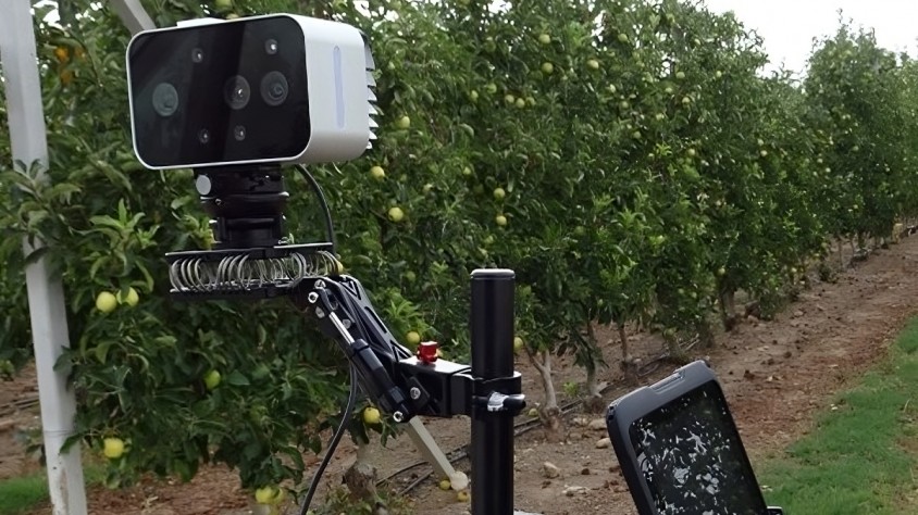 VIVID és un sistema de visió artificial muntat en un vehicle que calcula la proporció de fruits que cauran de cada pomera