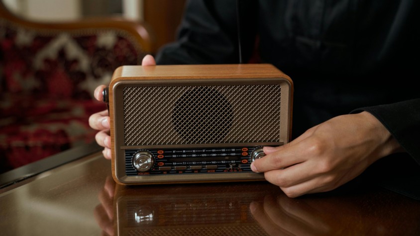 Els participants hauran de crear, millorar i revisar articles sobre emissores, programes, pòdcasts i radiolocutors de ràdio en català