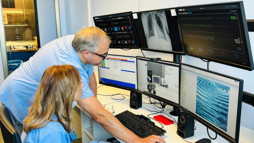 Tele UCI consta d'una estació de treball amb sis pantalles on es mostren resultats del pacient en temps real i des del qual també es poden fer videotrucades amb els metges dels altres hospitals
