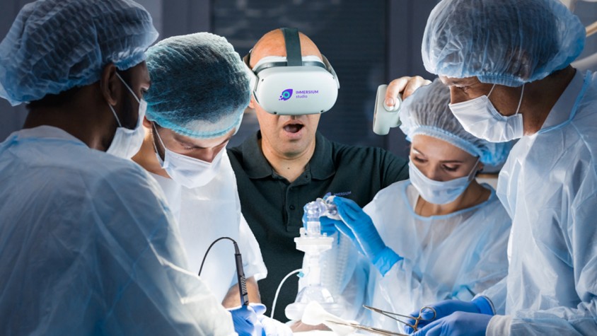 La realitat virtual permet la creació d'experiències immersives que ajuden els professionals a millorar les seves habilitat en entorns que semblen reals