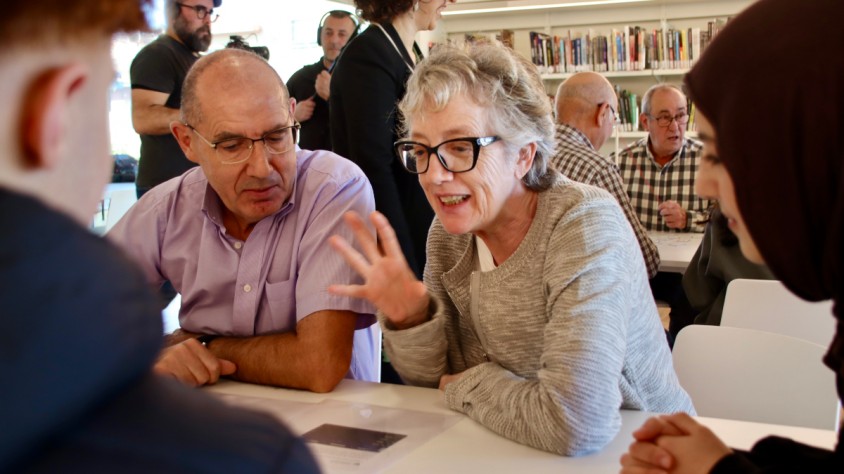 Els joves han ensenyat a la gent gran com fer servir eines com Google Lens i Google Imatges per ajudar-los a combatre les notícies falses
