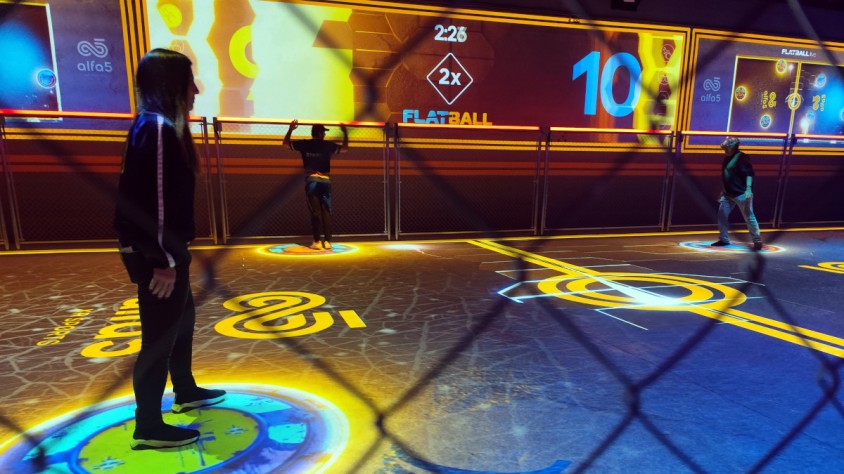 XR Arena, la principal experiència d'Alfa5, fusiona futbol i hoquei d'aire amb un terra digital i interactiu que incorpora elements propis dels videojocs