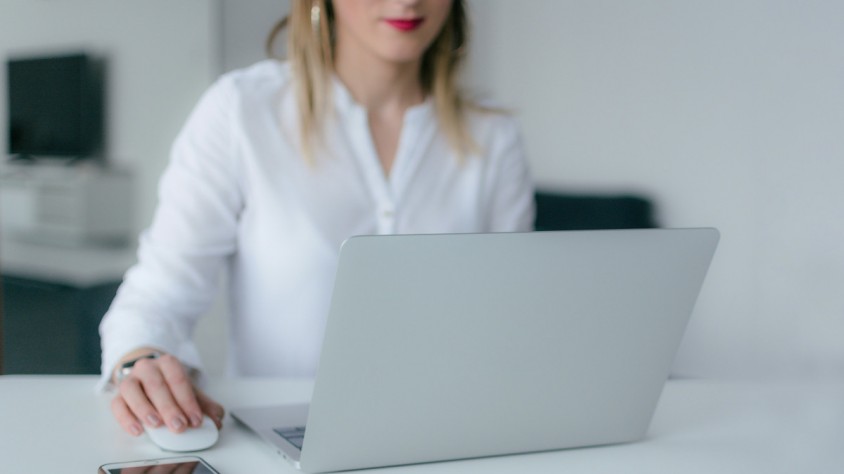 Els primers resultats de l'estudi mostra que les dones tenen millors competències digitals que els homes en l'entorn laboral, però no fora d'ell