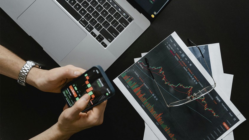 La borsa i les criptomonedes són els principals destinataris d’aquesta forma d’invertir per la volatilitat, el volum d’informació i la relació entre rendibilitat i risc