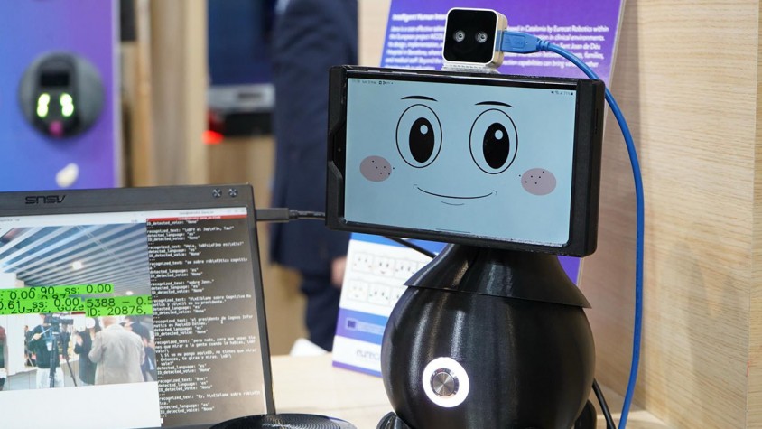 Jana és un robot assistencial que incorpora IA per facilita la comunicació entre professionals sanitaris i pacients