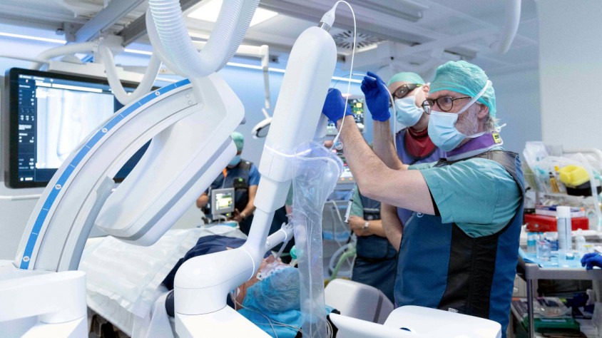 El robot de broncoscòpia, emprat amb una tomografia computada de tòrax, permetrà reduir les exploracions i visites per monitorar nòduls i intervenir en pacients que no poden passar per una cirurgia o una radioteràpia