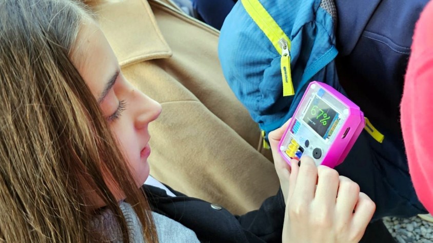 A través del P-Bit, els alumnes poden fer diversos experiments basats en la mesura de la humitat, la temperatura, la llum o la qualitat de l'aire o l'aigua