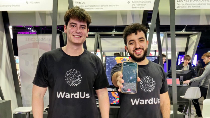 A través del botó d'emergència, WardUs permet enviar alertes als contactes de confiança i als usuaris de l'aplicació que es trobin a prop