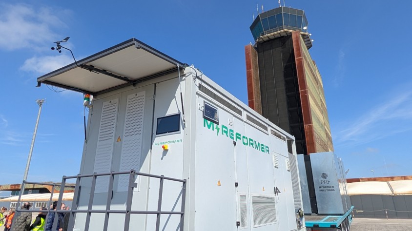 L'estació de servei mòbil de Methanol Refomer és capaç de generar electricitat o hidrogen de metanol renovable com les electrolineres, però de manera mòbil