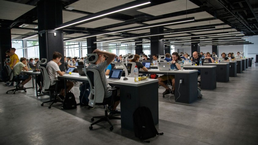Quatre de cada deu companyies van apostar per la transformació verda, el mateix nombre que el 2023, sent el principal camp d’actuació les energies renovables