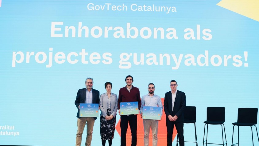 Omnios, amb tres premis, es basa en la intel·ligència artificial per agilitzar els tràmits en temps real, revisar els continguts i acompanyar els usuaris en tot el procés