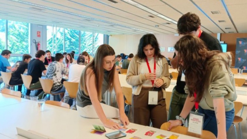Els participants poden escollir l’assignatura que vulguin reforçar i treballen en equip usant eines com les plataformes interactives, de realitat virtual o d’impressió 3D