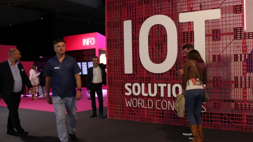 La IA aplicada als dispositius IoT, cosa que es coneix com a AIoT, s’espera que pugui fer tasques com preveure situacions, analitzar dades o prendre decisions