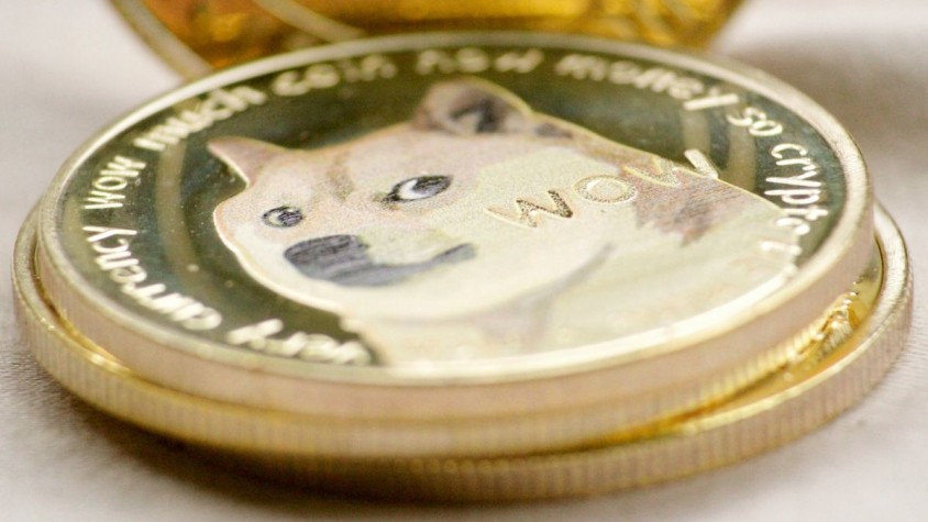 Dogecoin, la primera moneda virtual d’aquest tipus i una de les més reconegudes del mercat, va ser fruit d’una sàtira de dos enginyers l’any 2013