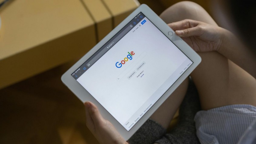 Amb més de 50 milions d’articles de diferents botigues, la IA analitza detalls com les ressenyes, el preu, el color, la disponibilitat o les opinions d’altres compradors
