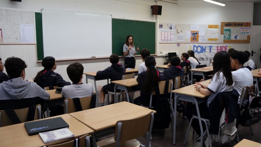 Una altra de les mesures anunciades és ajornar l’entrega d’un ordinador portàtil, que passa de cinquè de primària a sisè a partir del curs 2026-27