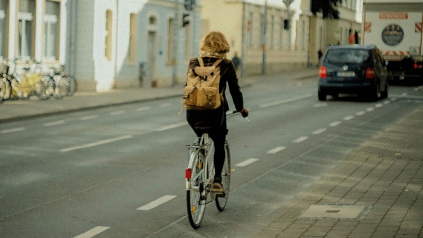 Google va presentar l’any passat una funció amb IA que compara el temps que es tarda en desplaçar-se en cotxe amb el de caminar o agafar el transport públic