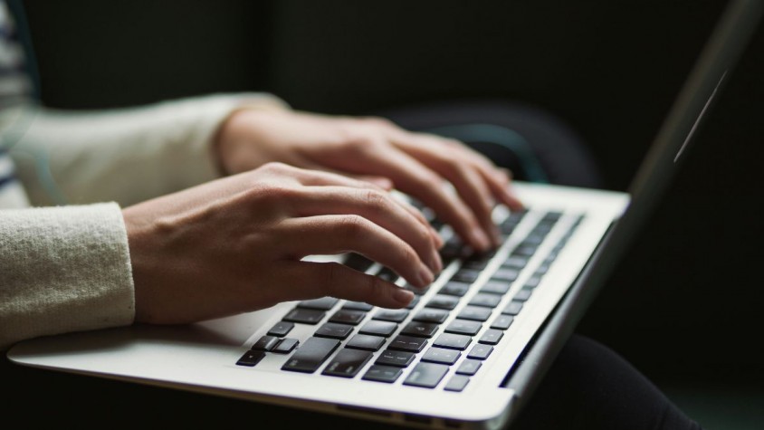 Editorials, mitjans de comunicació i artistes van denunciar l’ús il·legítim de les seves creacions per entrar xatbots i altres programes d’intel·ligència artificial