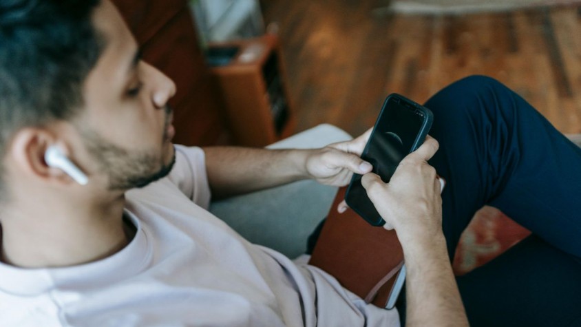La plataforma, creada per Jack Dorsey, funciona a través dels nodes Bluetooth i no reclama que l’usuari es creï un compte per enviar o rebre missatges