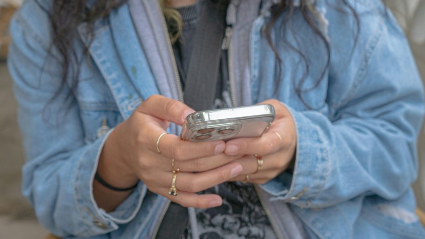 L’app ha de garantir que els infants i joves puguin gaudir de les oportunitats del món en línia i minimitzar els riscos amb alts nivells de privacitat