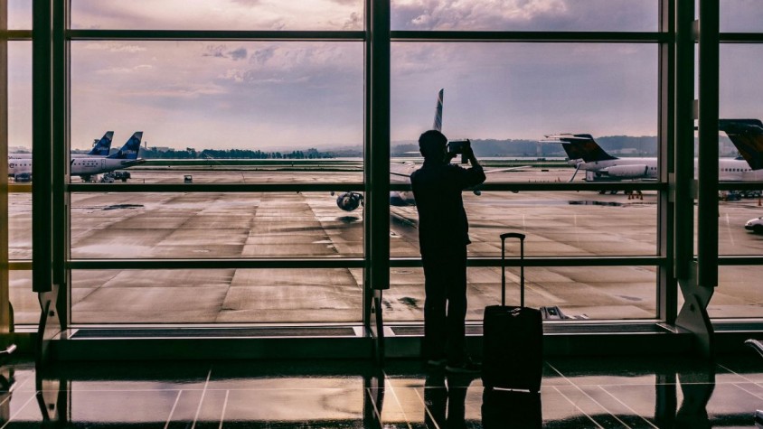 Les aplicacions ofereixen un nivell d’informació molt ampli, com els aeroports, l’altitud, el rumb, la tipologia d’avió o quina és la porta d’embarcament