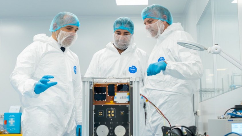 Els experiments del satèl·lit es controlaran des de Móra la Nova, que permetrà una comunicació làser bidireccional terra-espai i facilitarà la transmissió de dades