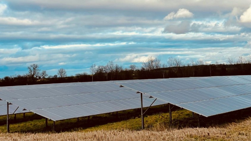 La majoria de plaques solars estan associades als consumidors domèstics, tot i que l’energia generada es troba al mateix nivell que el sector serveis i l’industrial