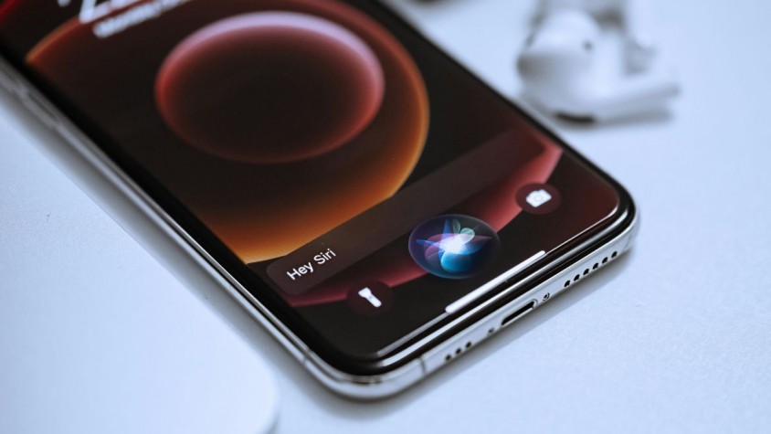 Fins ara, el sistema d’algoritmes d’Apple estava enfocat a assistir als clients en activitats com resumir notificacions, reescriure textos o netejar fotografies