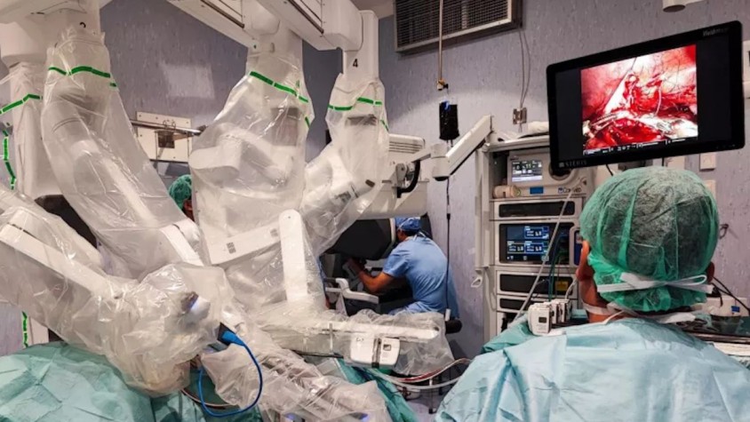 El robot quirúrgic ofereix una visió tridimensional i molt extensa del camp operatori, fet que augmenta la precisió i l’accés a camps anatòmics complicats