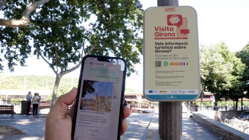 Per accedir a l’assistent, s’ha d’escanejar un codi QR i automàticament s’obre una conversa a través de WhatsApp per demanar allò que es necessita