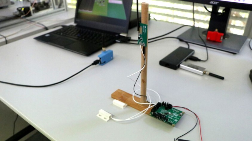L’aparell combina dues tecnologies: la LoRa, que transmet dades a llarg abast; i la retrodispersió, que ajuda a reflectir un determinat senyal de ràdio