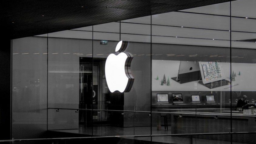 Apple ha reiterat que les aplicacions recomanables es basen en gràfics, algoritmes i llistes seleccionades per experts que usen criteris objectius