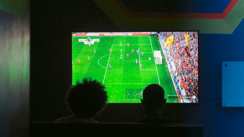 EA, fundada a Califòrnia el 1982, és reconeguda mundialment per impulsar franquícies com EA Sports FC (FIFA), Battlefield, The Sims, Need for Speed o Star Wars