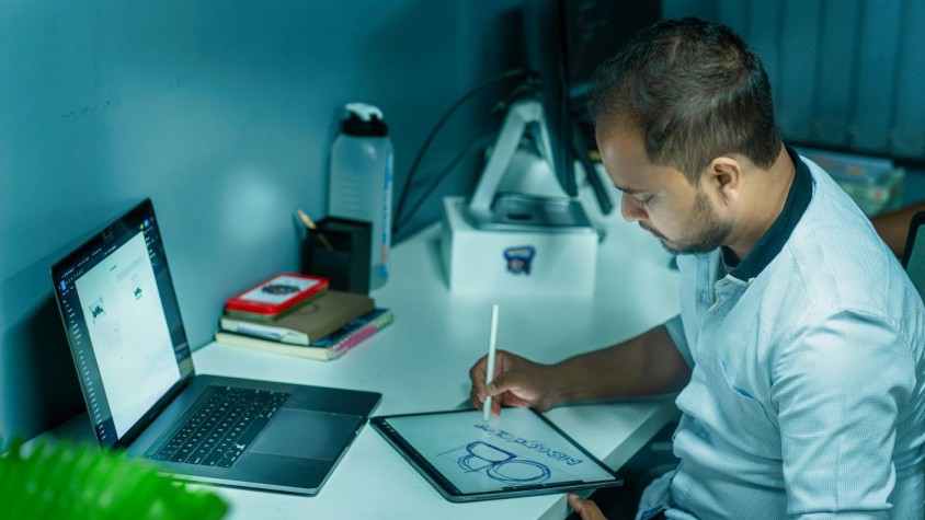 Els tres factors, segons Dominika Weglarz, que impulsen l’adopció són l’expectativa de rendiment, les condicions de facilitació i la confiança de la marca