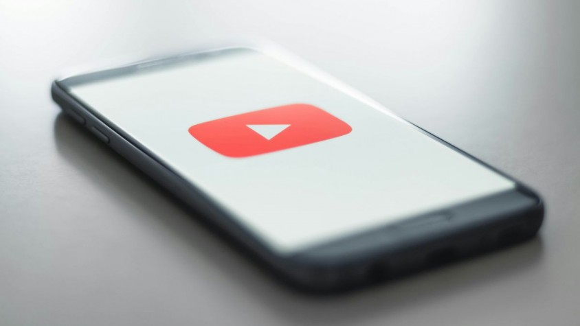 Shorts és una funcionalitat de YouTube que va néixer el setembre de 2020 i ha esdevingut tot un èxit dins la plataforma, arribant a amenaçar el contingut principal