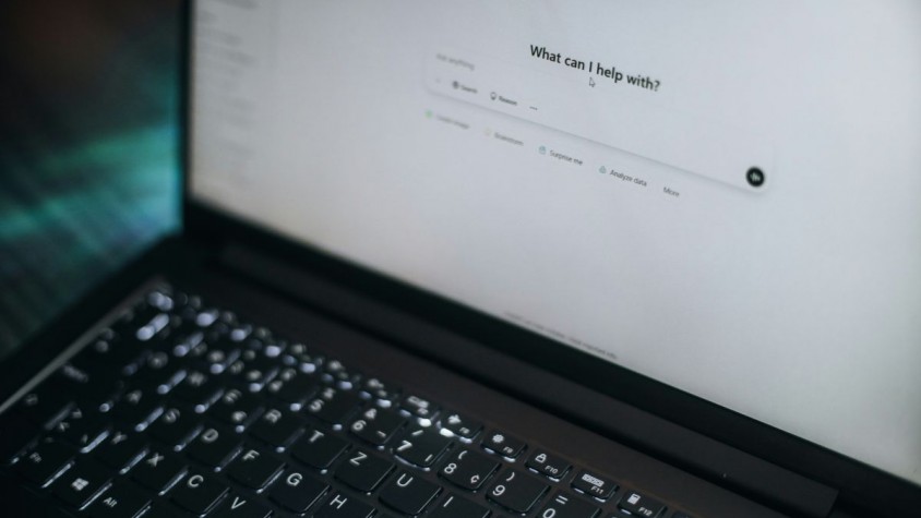 En un inici, ChatGPT permetia respondre preguntes i mantenir una conversa realista amb un usuari i generar contingut a partir d’una descripció de text