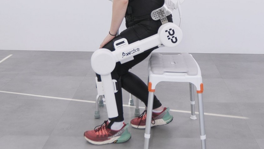 El dispositiu permet fer el procés d’aixecament mitjançant diferents comandaments, un a través del sistema que integra el bastó o d’una aplicació de telèfon