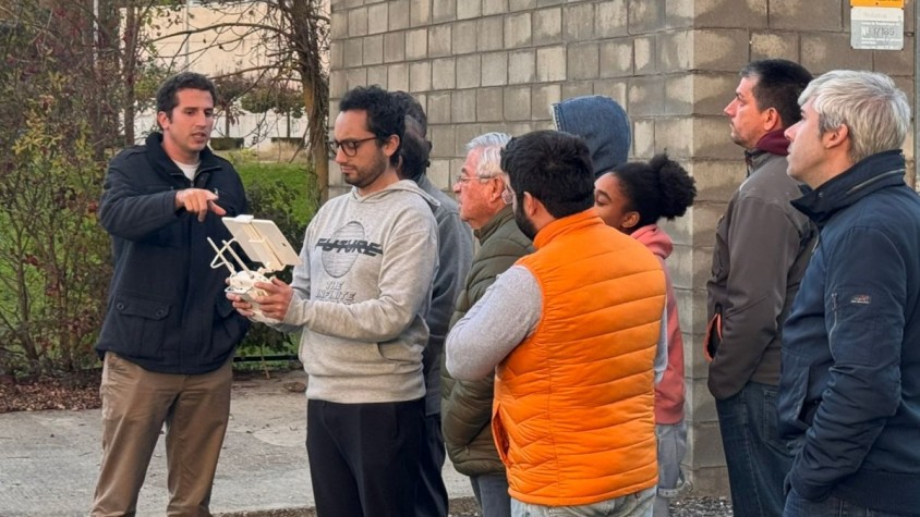 El curs inclou un total de 500 hores de formació i vol mostrar, entre d’altres, com és el pilotatge, el funcionament i la tecnologia d’aquests aparells