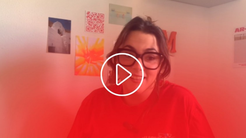 La Mireia Vera ofereix diferents exemples sobre els mots més habituals de l’àmbit d’internet i de les xarxes socials i en proposa alternatives en català