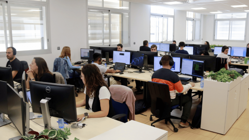 El sector ha crescut en més de 100.000 treballadors en una dècada, però només un 35% són dones.