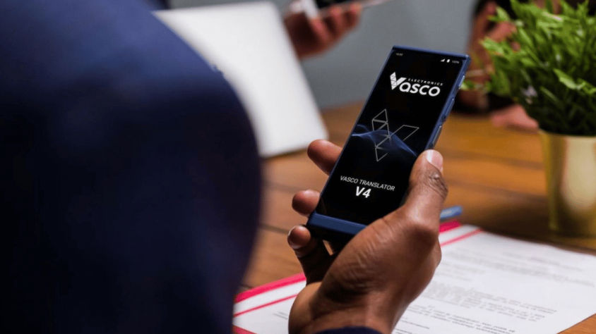 Traductores VA by Vasco presenta un dispositiu capaç de traduir converses i imatges en 86 idiomes gràcies a la intel·ligència artificial i a una connexió integrada de per vida.