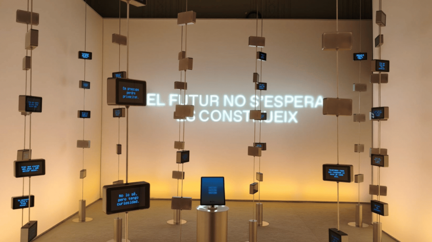 L’exposició ‘Tecnologia [in]visible’ converteix dues dècades de revolució digital en un recorregut que mira tant al passat de la connectivitat com als grans debats que definiran el futur.