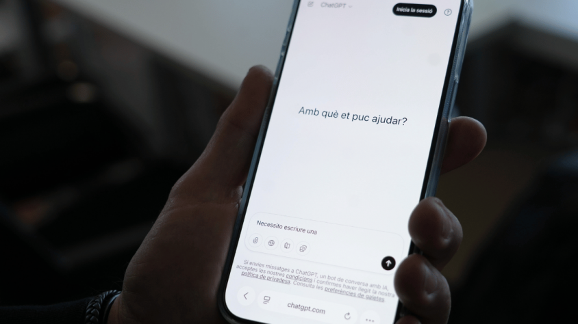 La Unió Europea activa aquest 2 d’agost una nova etapa de l’AI Act amb obligacions per identificar els continguts generats amb IA i informar els usuaris quan interactuen amb aquests sistemes.