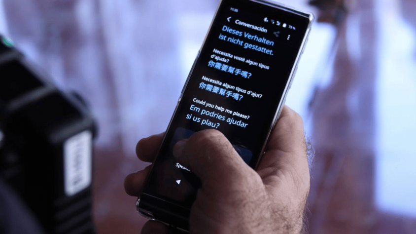 Barcelona incorporarà 201 dispositius capaços de traduir converses en temps real en més de 80 idiomes als serveis socials, la Guàrdia Urbana i les oficines d’atenció ciutadana.