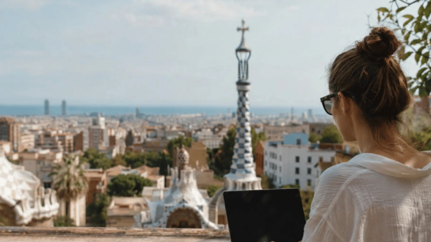 Barcelona ocupa la tercera posició del rànquing d’IWG de millors ciutats per combinar vacances i teletreball.
